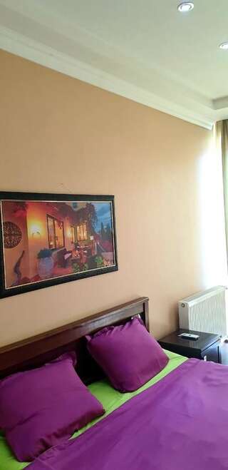Хостелы Pinoy Travel Hostel & Tours Georgia Тбилиси Номер с кроватью размера "queen-size" и видом на сад-1