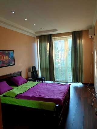 Хостелы Pinoy Travel Hostel & Tours Georgia Тбилиси Номер с кроватью размера "queen-size" и видом на сад-4