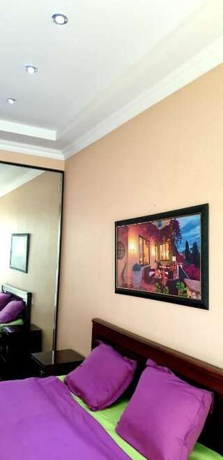 Хостелы Pinoy Travel Hostel & Tours Georgia Тбилиси Номер с кроватью размера "queen-size" и видом на сад-10